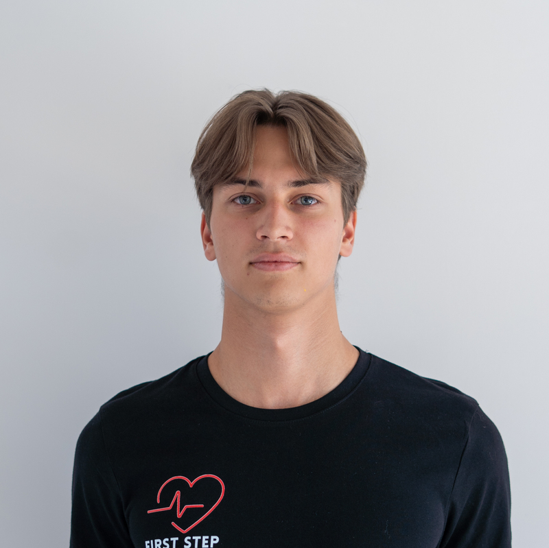 Szymon Malczewski
Ratownik WOPR | Specjalista ds. Szkoleń w Firmach Logistycznych
Ratownik WOPR z doświadczeniem w prowadzeniu akcji ratunkowych oraz specjalista w realizacji szkoleń z zakresu pierwszej pomocy i bezpieczeństwa w środowisku firm logistycznych. W swojej pracy łączy wiedzę ratowniczą z doskonałym zrozumieniem specyfiki branży, w której liczy się szybka reakcja, skuteczność i precyzja działania.