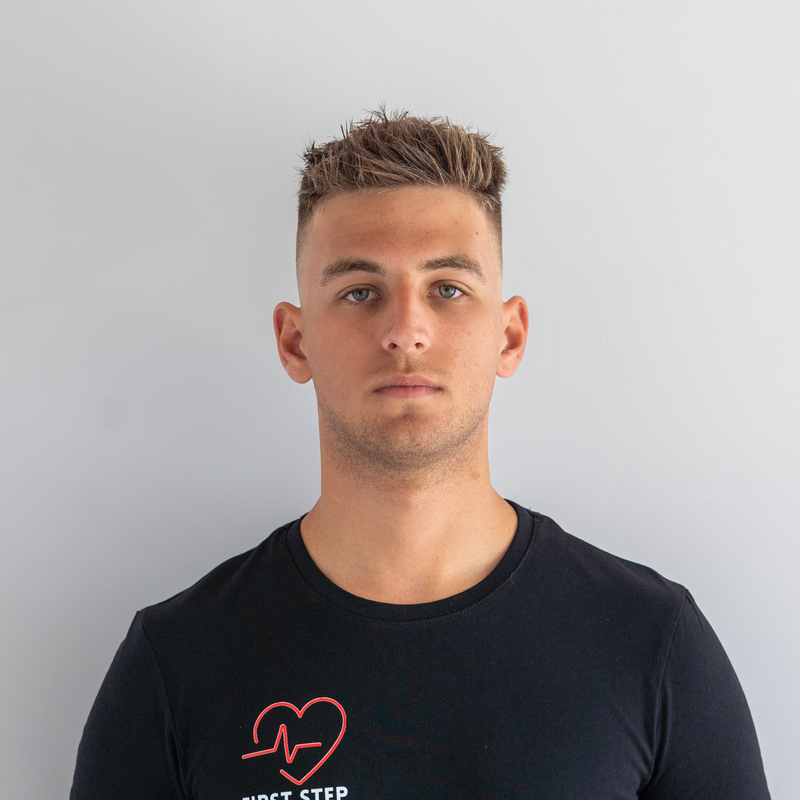 Oliwer Szymański
CEO & Instruktor Wykładowca
Wieloletni ratownik WOPR, którego doświadczenie obejmuje setki akcji ratunkowych i interwencji w realnych, często ekstremalnych warunkach. Od lat dzieli się swoją wiedzą i umiejętnościami, kładąc nacisk na praktyczne przygotowanie kursantów do działania w sytuacjach kryzysowych.