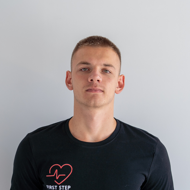 Miłosz Frankowski
Instruktor
Zaangażowany ratownik WOPR z doświadczeniem w zapewnianiu bezpieczeństwa nad wodą i udzielaniu pierwszej pomocy w sytuacjach zagrożenia życia. Obecnie rozwija swoją wiedzę i umiejętności jako student fizjoterapii, łącząc pasję do ratownictwa z nauką o ludzkim ciele, rehabilitacji i profilaktyce urazów.
