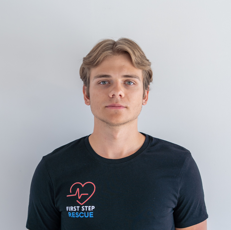 Hugo Kordowski
Doświadczony Ratownik | Media Creator
Ratownik z wieloletnim doświadczeniem w działaniach nad wodą, uczestnik licznych akcji ratunkowych oraz inicjatyw edukacyjnych z zakresu bezpieczeństwa. Łączy praktyczną wiedzę ratowniczą z umiejętnościami tworzenia nowoczesnych materiałów medialnych, które promują profilaktykę i uczą właściwych reakcji w sytuacjach zagrożenia.