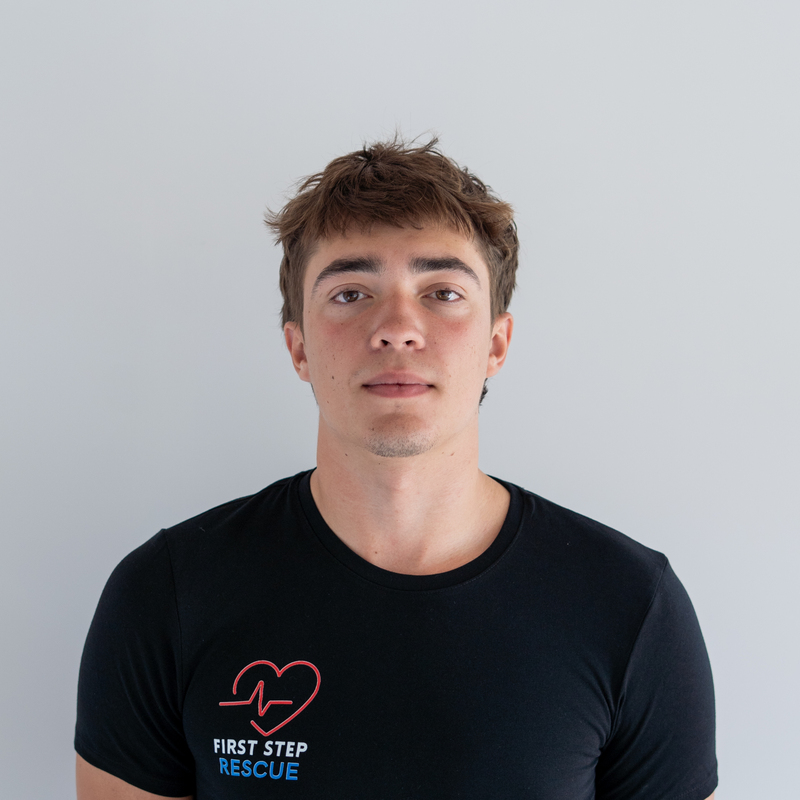 Alan Caliński
Ratownik WOPR | Doświadczony Szkoleniowiec
Ratownik WOPR z bogatym doświadczeniem w prowadzeniu akcji ratunkowych oraz szkoleniu z zakresu pierwszej pomocy i bezpieczeństwa nad wodą.